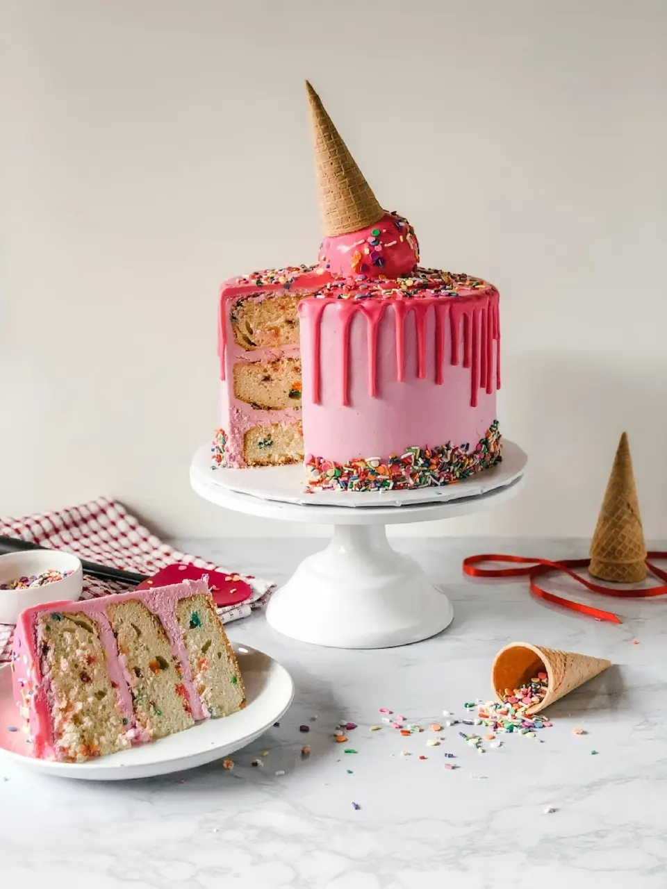 Üstünde külah süsü olan pembe dondurmalı pasta