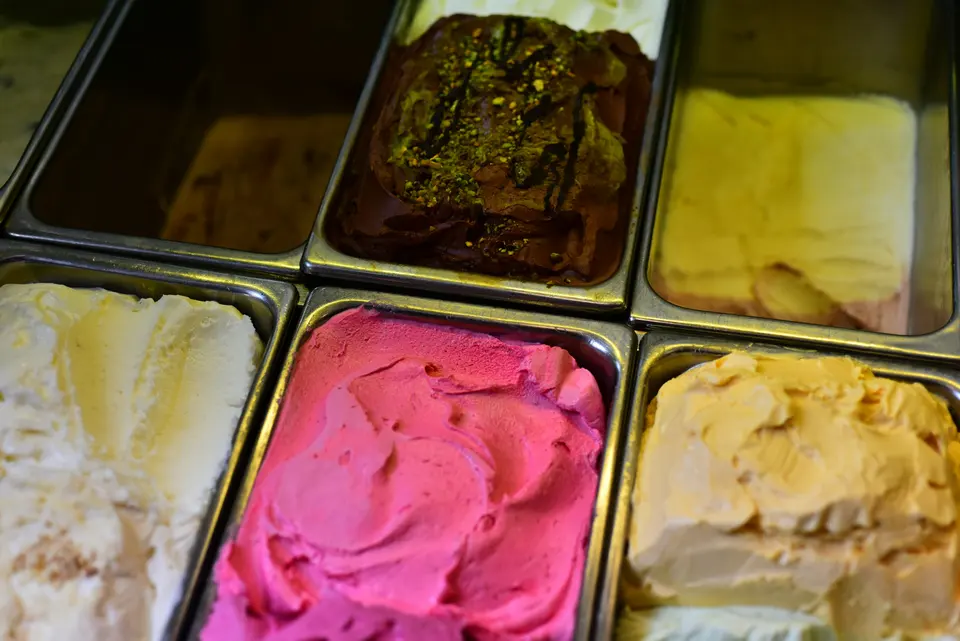 Pembe ve sarı tonlarda gelato tepsileri